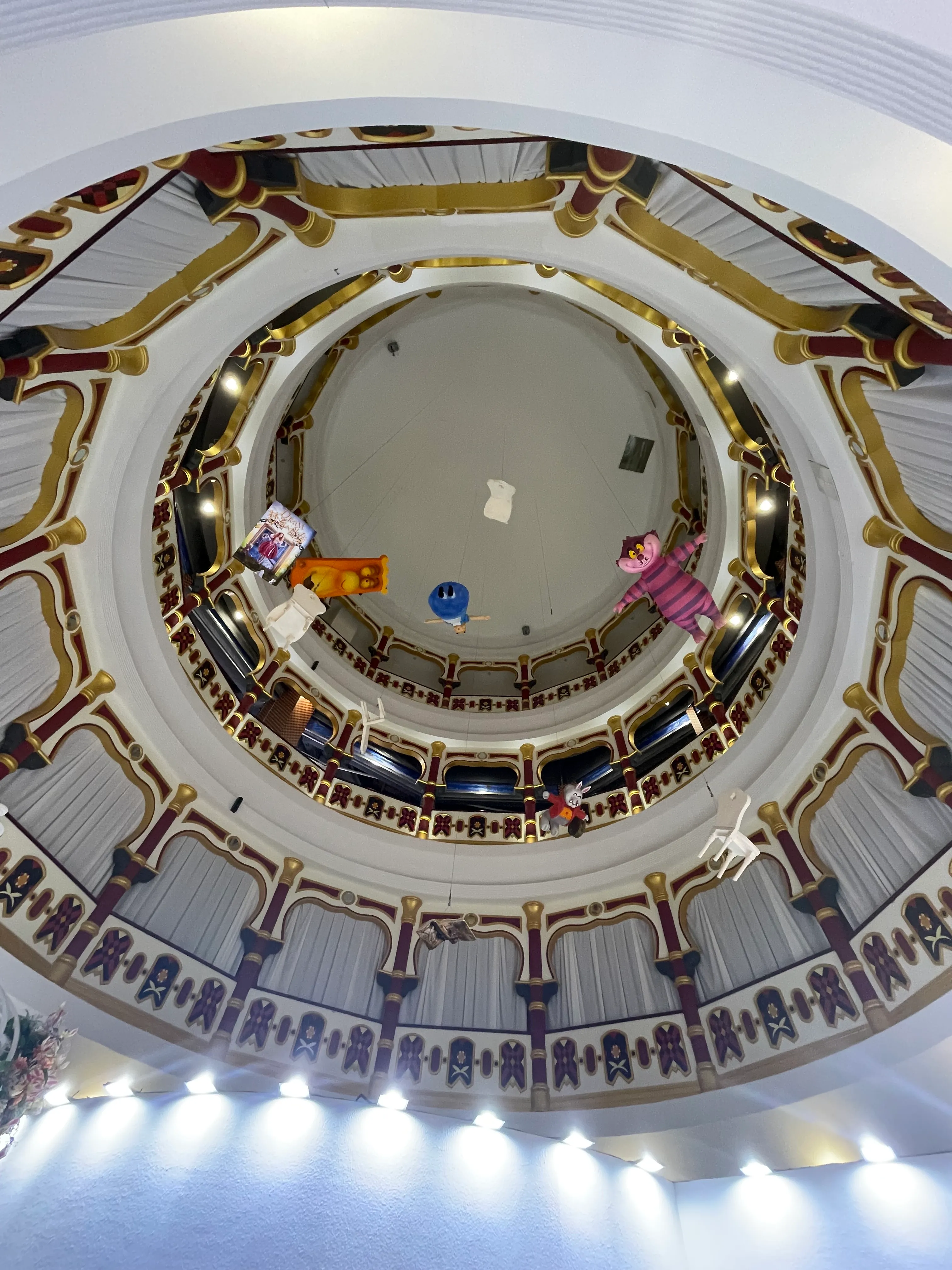 爱丽丝的屋顶,在一个商场中偶然看到的布景,可惜了,可惜了,如果在北京一定一堆人打卡